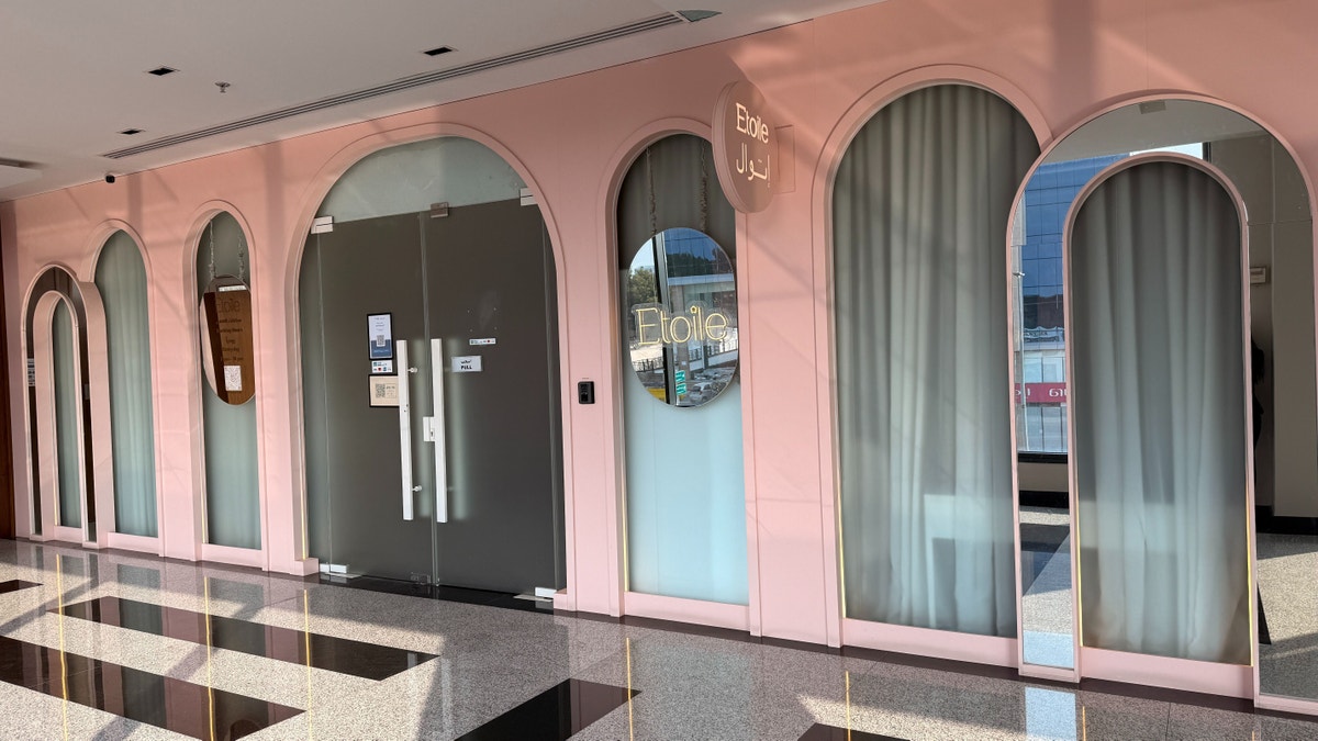 Etoile Beauty Salon entrance